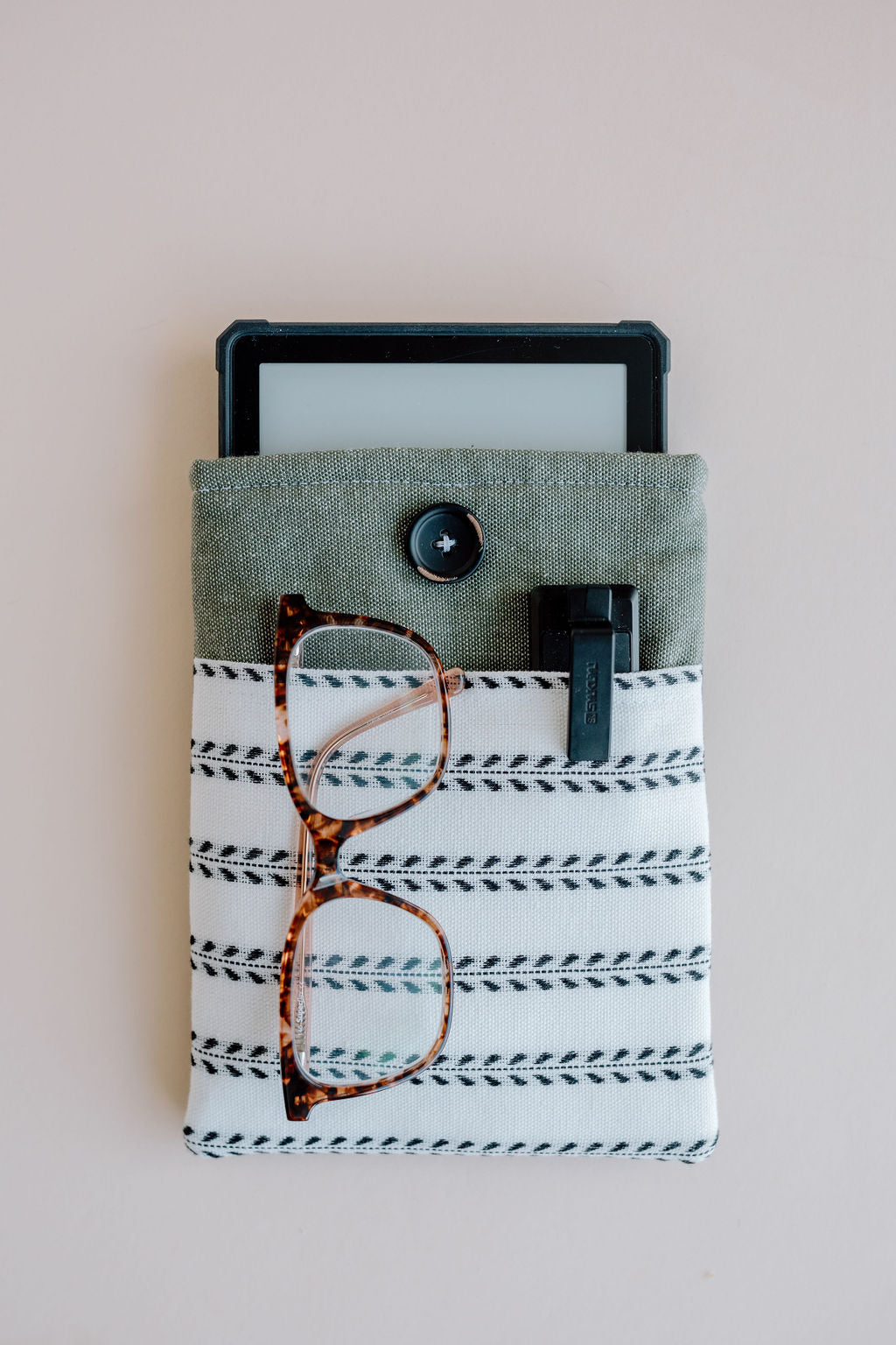Chic E-reader Sleeve with Pocket - Fits Most E-Readers With Glasses Pocket - Stylish Book Lover Gift