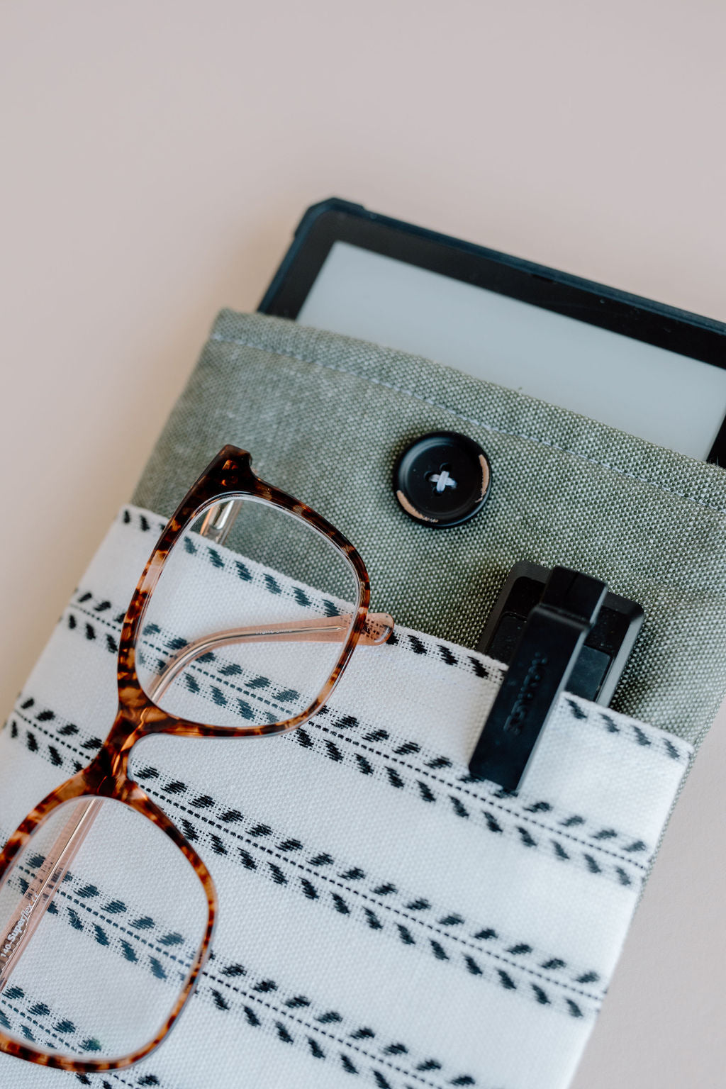 Chic E-reader Sleeve with Pocket - Fits Most E-Readers With Glasses Pocket - Stylish Book Lover Gift