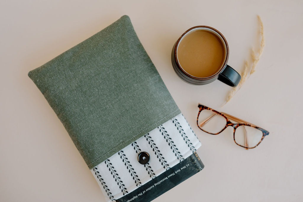 Chic E-reader Sleeve with Pocket - Fits Most E-Readers With Glasses Pocket - Stylish Book Lover Gift