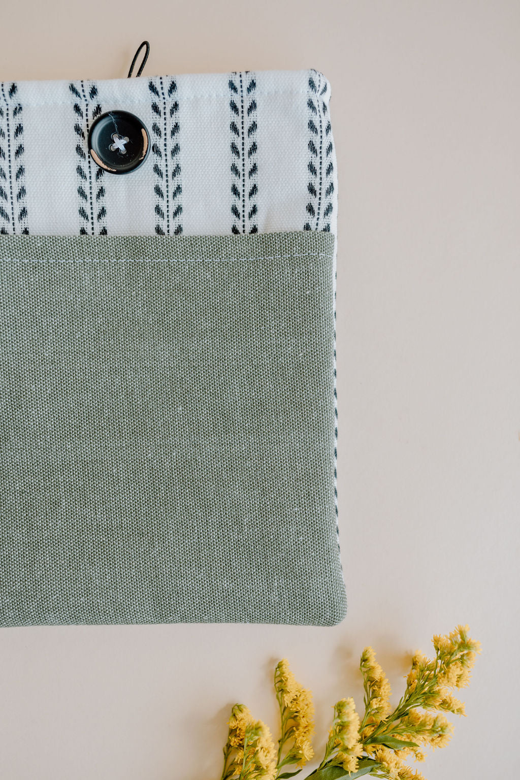 Unique Gift for Book Lovers: Handcrafted Book Sleeve with Pocket - A Stylish and Practical Book Protector