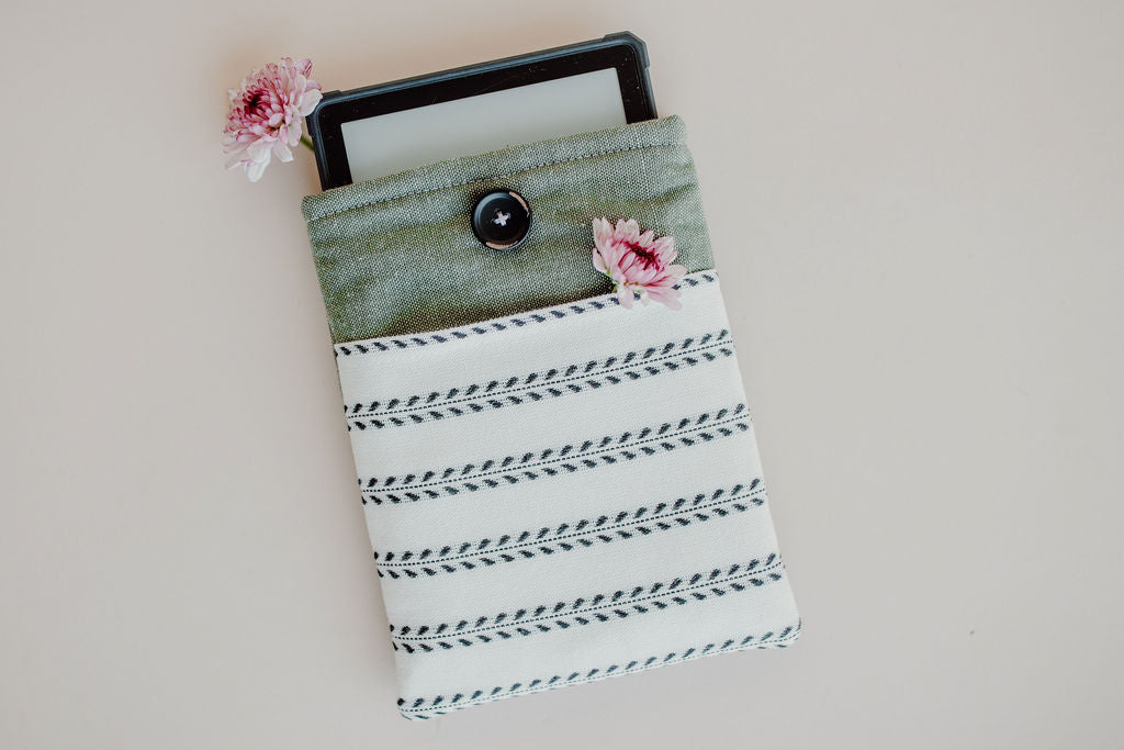 Unique Gift for Book Lovers: Handcrafted Book Sleeve with Pocket - A Stylish and Practical Book Protector