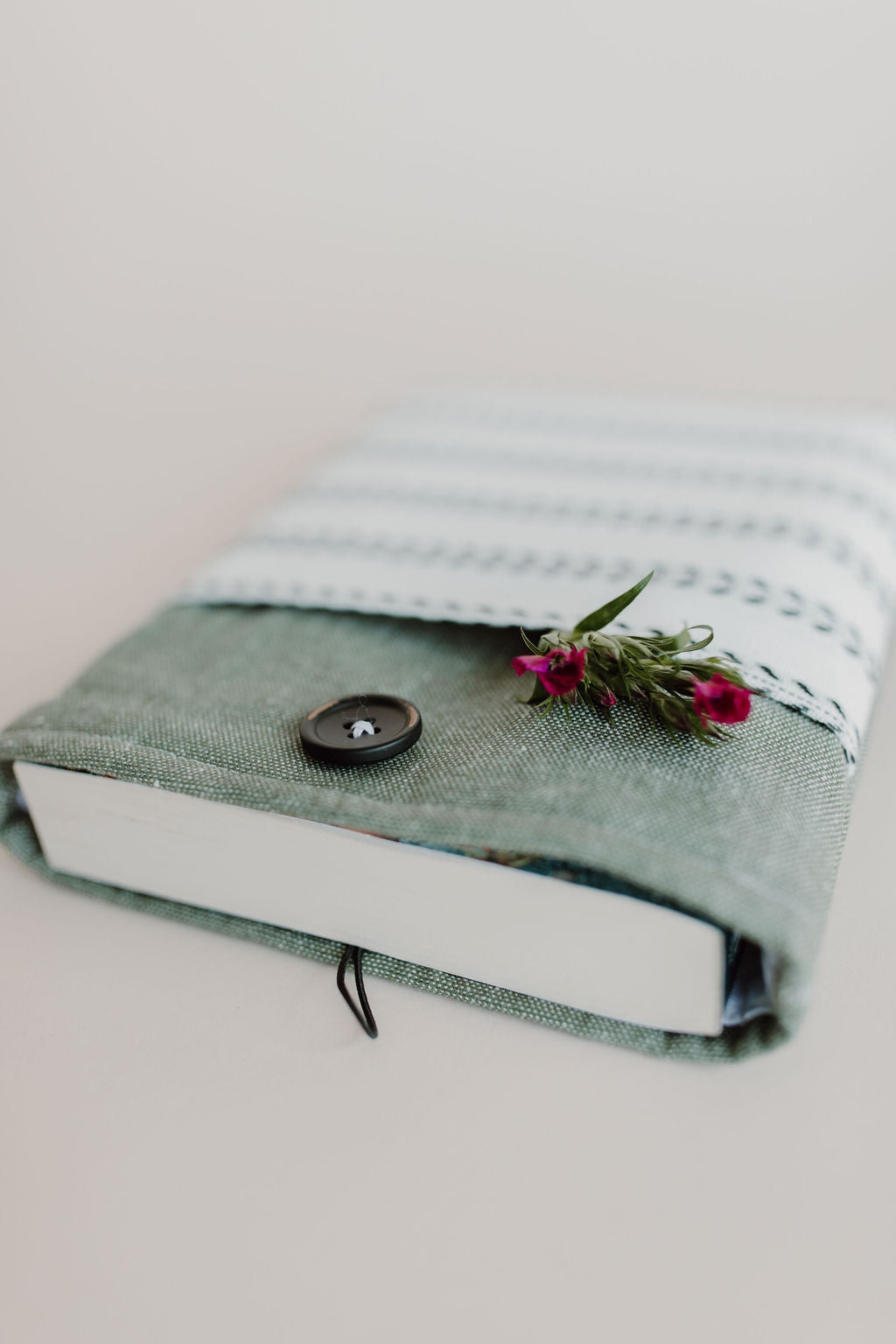 Unique Gift for Book Lovers: Handcrafted Book Sleeve with Pocket - A Stylish and Practical Book Protector
