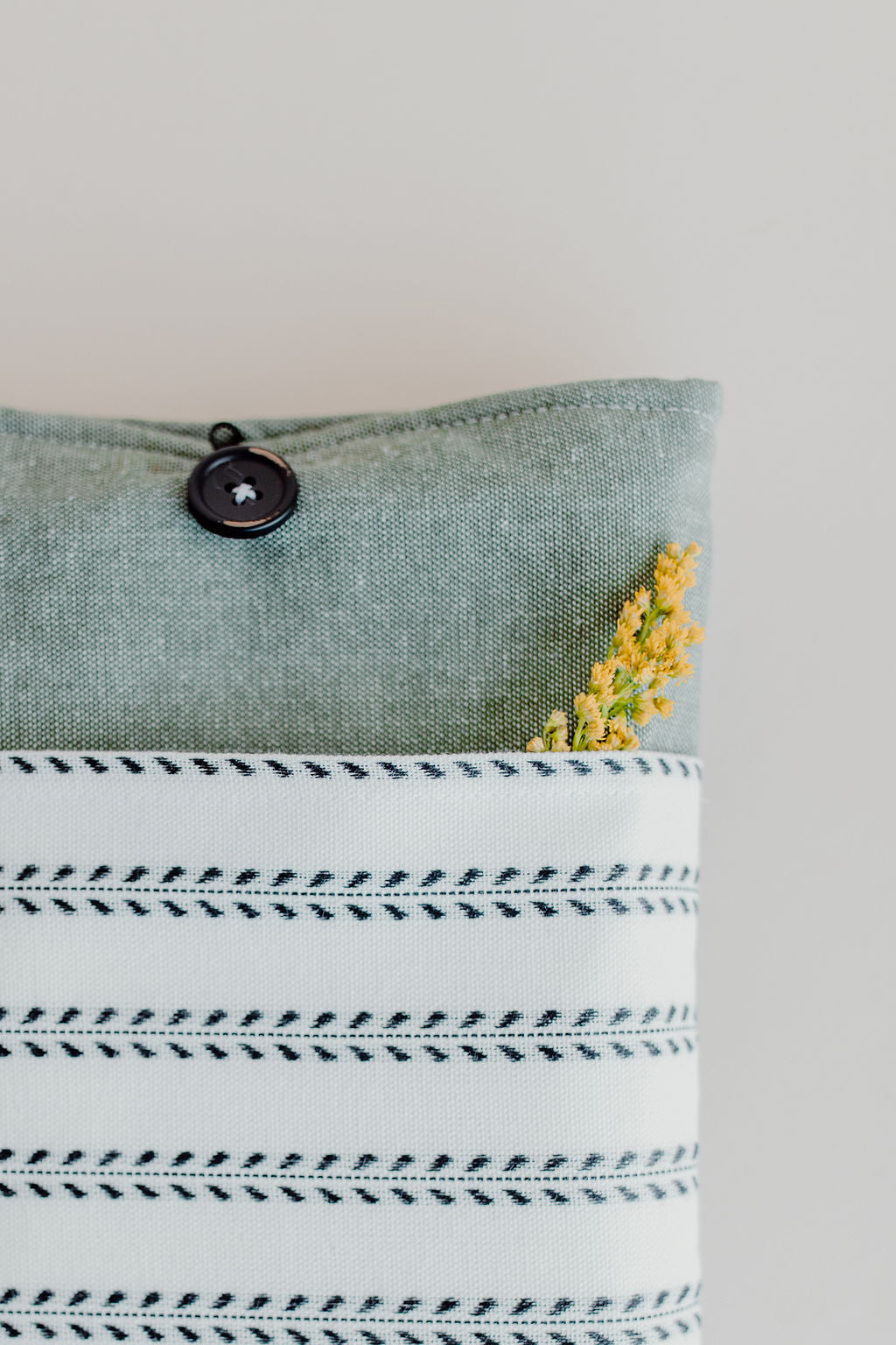 Unique Gift for Book Lovers: Handcrafted Book Sleeve with Pocket - A Stylish and Practical Book Protector