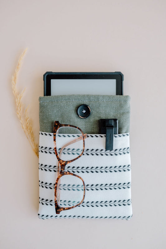 Chic E-reader Sleeve with Pocket - Fits Most E-Readers With Glasses Pocket - Stylish Book Lover Gift