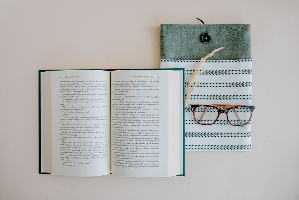 Unique Gift for Book Lovers: Handcrafted Book Sleeve with Pocket - A Stylish and Practical Book Protector